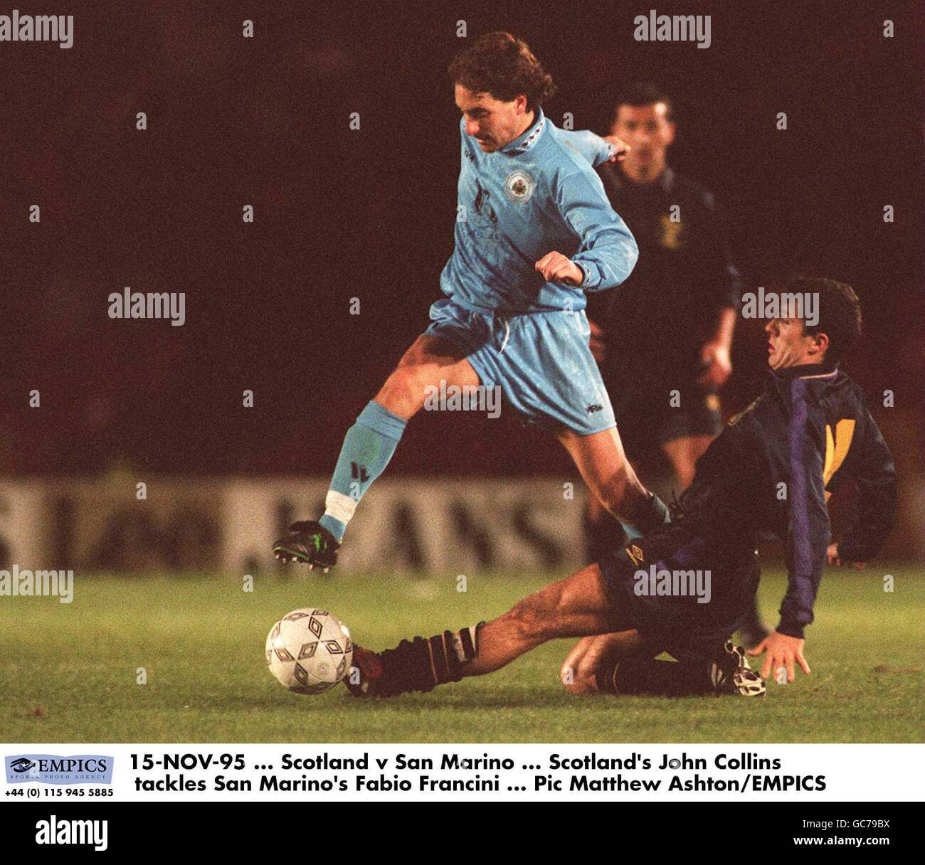 15-NOV-95. Escocia contra San Marino. John Collins, de Escocia, se enfrenta a Fabio Francini, de San Marino Foto de stock
