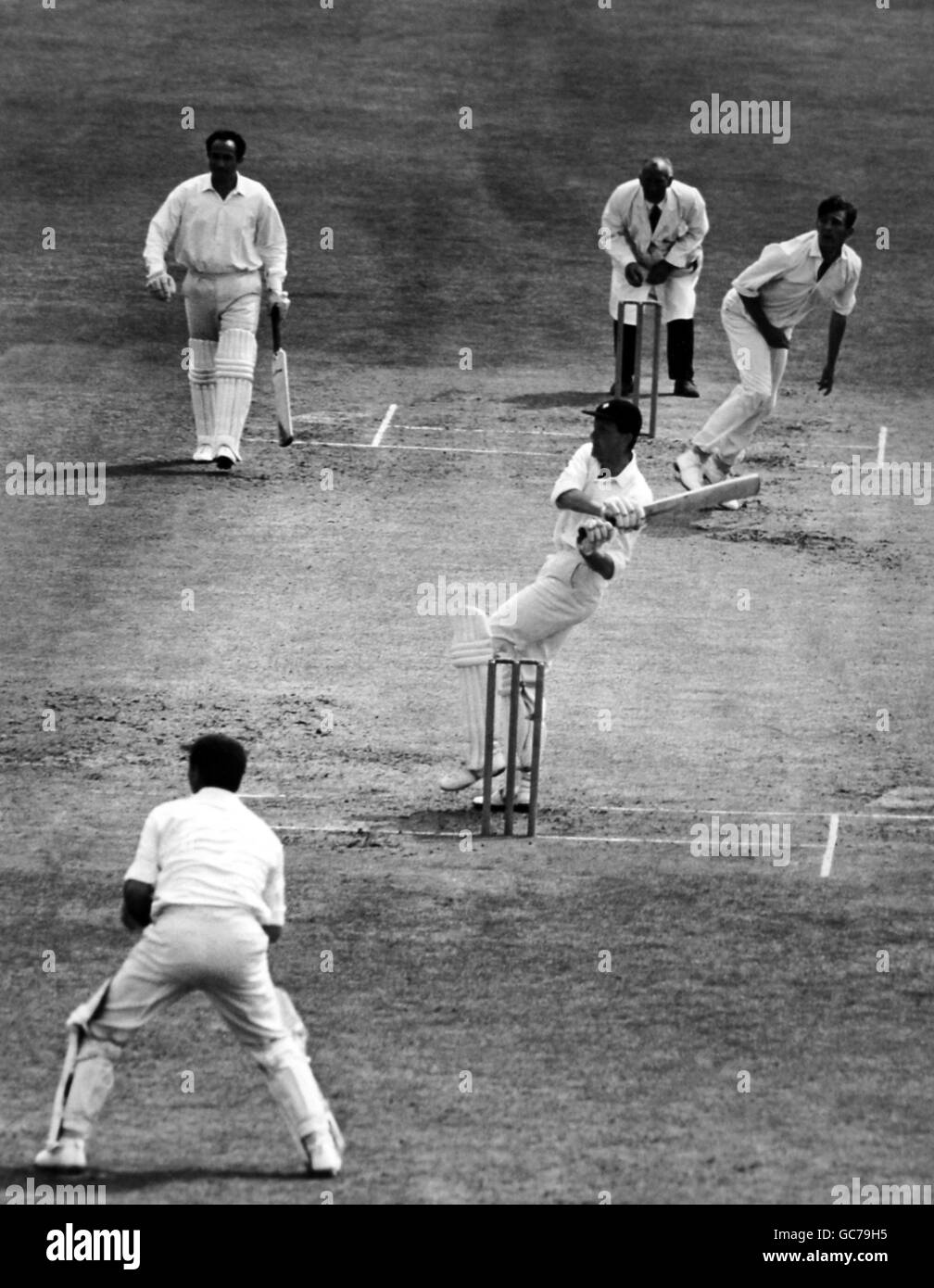 El bateador de Kent Mike Denness anzuma una pelota del bowler de yorkshire Richard Hutton Foto de stock
