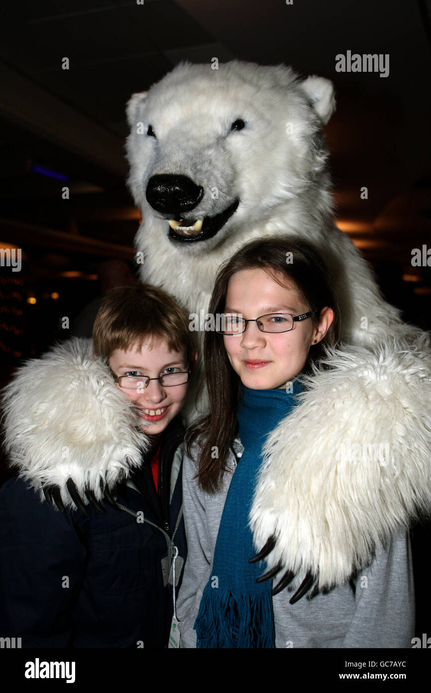 La ganadora del concurso Rachel Shanahan y su hermano se encuentran con Fuzzy the Oso polar Foto de stock