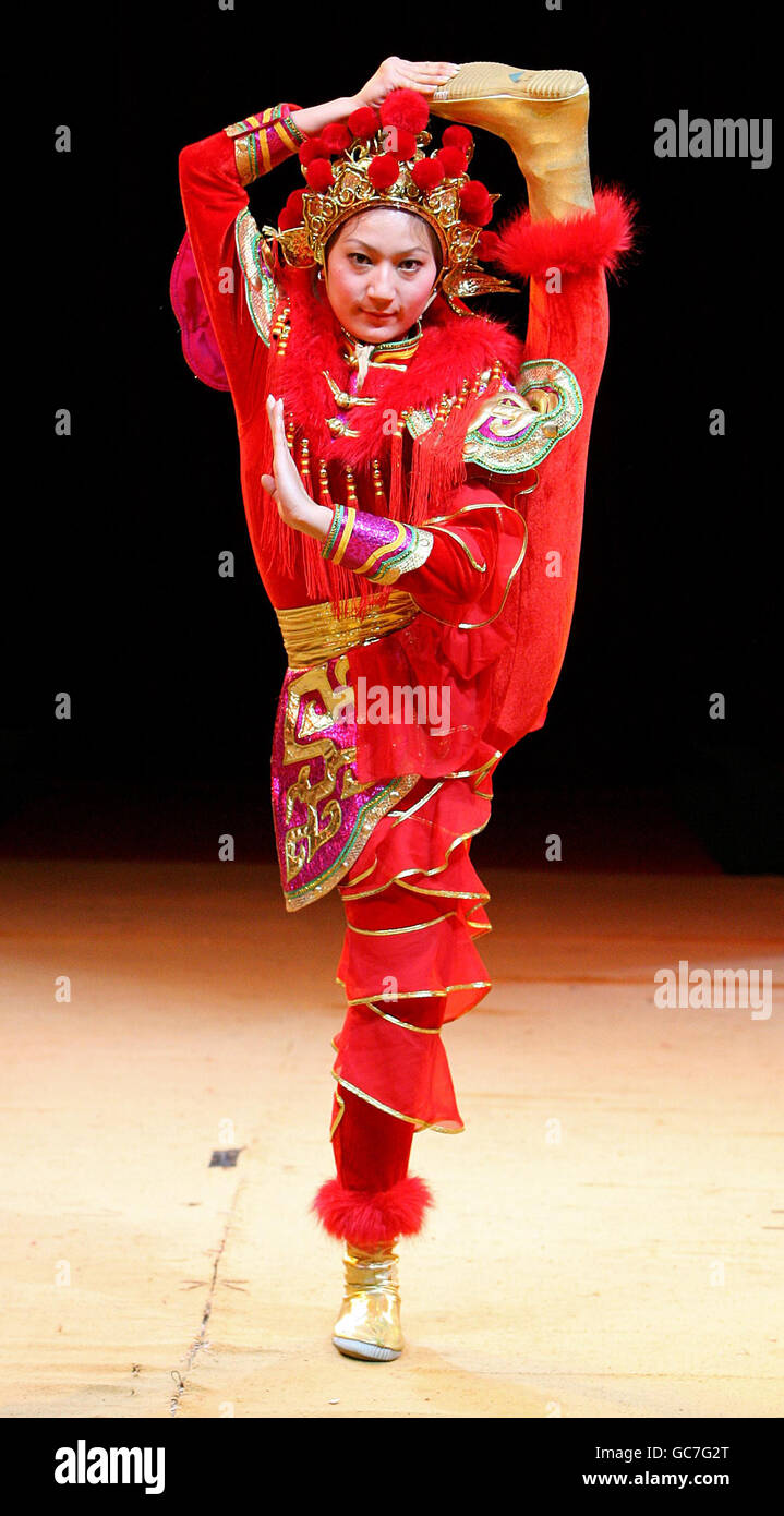 Un artista con el circo chino del estado actúa en una vista previa de la prensa para su actuación de "mula" con los guerreros Shaolin, en Blackheath, Londres. Foto de stock