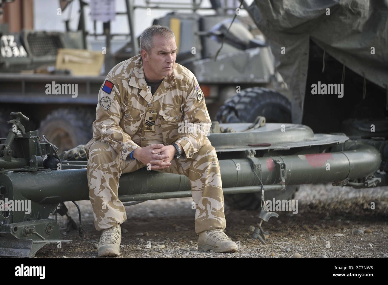 Personal de fans de Bristol Rovers Sergent Adrian Haynes de Bristol que está sirviendo con la artillería Real de la Casa en la provincia de Helmand, Afganistán. Foto de stock