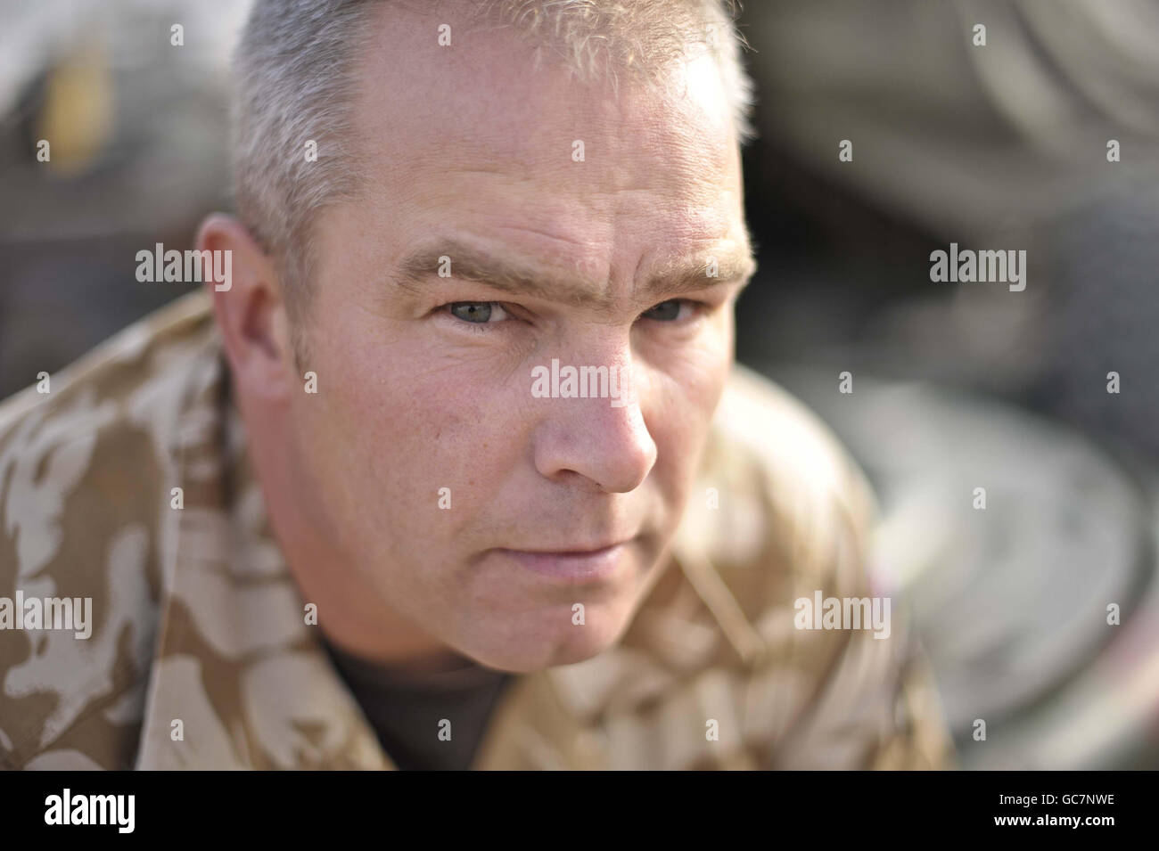 Personal de fans de Bristol Rovers Sergent Adrian Haynes de Bristol que está sirviendo con la artillería Real de la Casa en la provincia de Helmand, Afganistán. Foto de stock