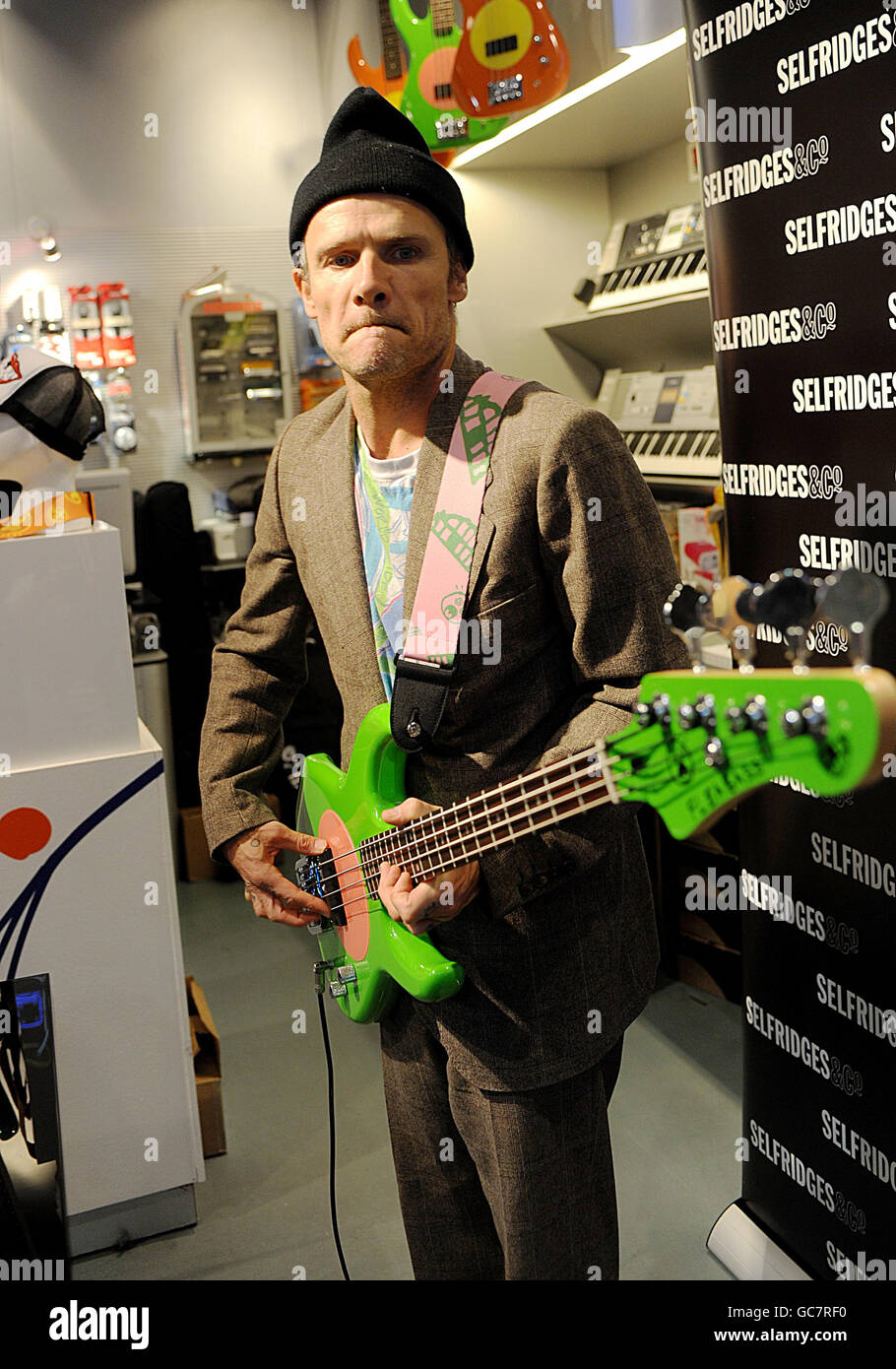 El bajista de Red Hot Chili Peppers Flea, lanza su propia línea de bajo  guitarras, el Fleabass, en Selfridges en el centro de Londres Fotografía de  stock - Alamy