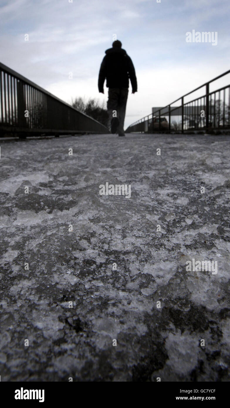 Los miembros del público caminan por un sendero cubierto de hielo en Glasgow, Escocia. Foto de stock