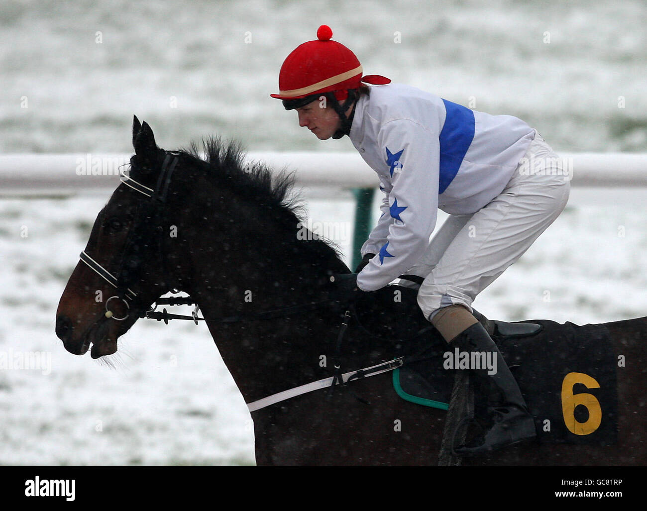 Carreras de caballos - Hipódromo Southwell. Jockey Phillip Makin en Aleron va a publicar en el Play Golf en Southwell Golf Club Handicap Foto de stock