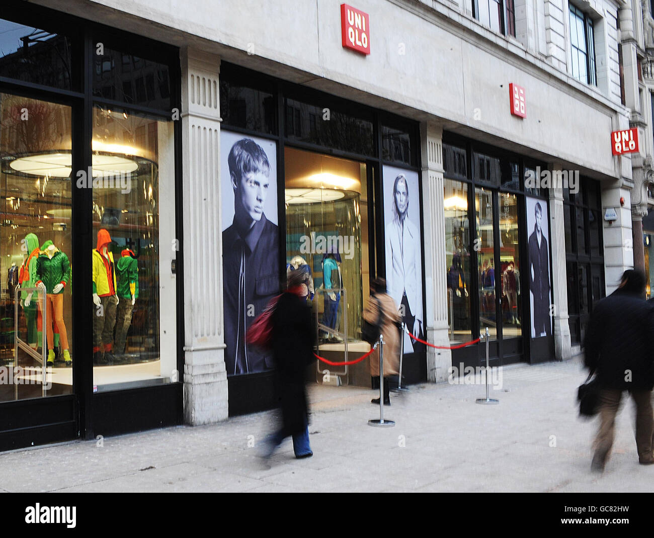 La tienda Uniqlo en Oxford Street en el centro de Londres como diseñador  Jil Sander colección +J va a la venta Fotografía de stock - Alamy
