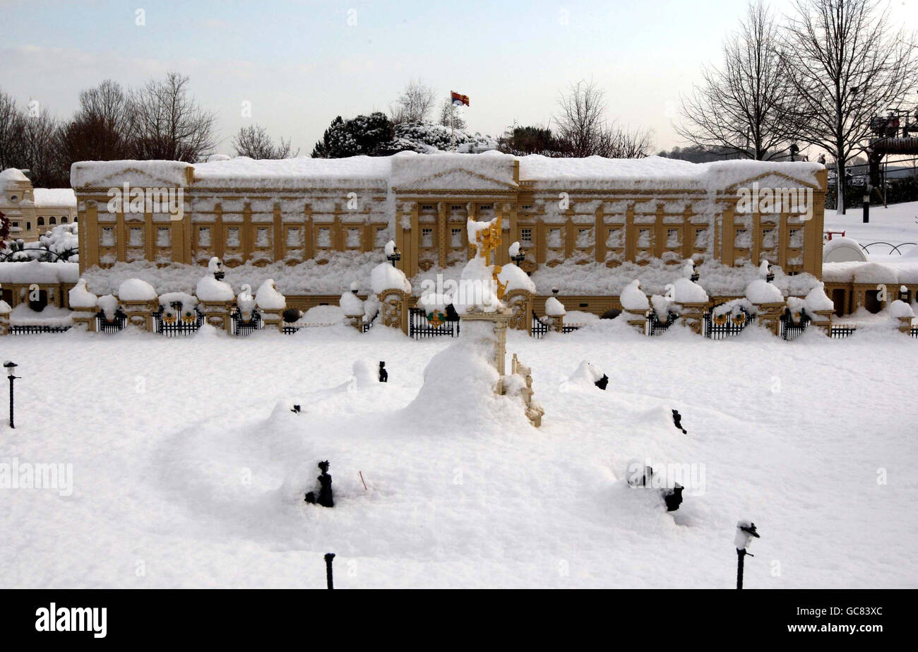 Una vista general del Palacio de Buckingham en la nieve en Miniland en Legoland Windsor, Berkshire, después de una noche de nieve intensa. Foto de stock
