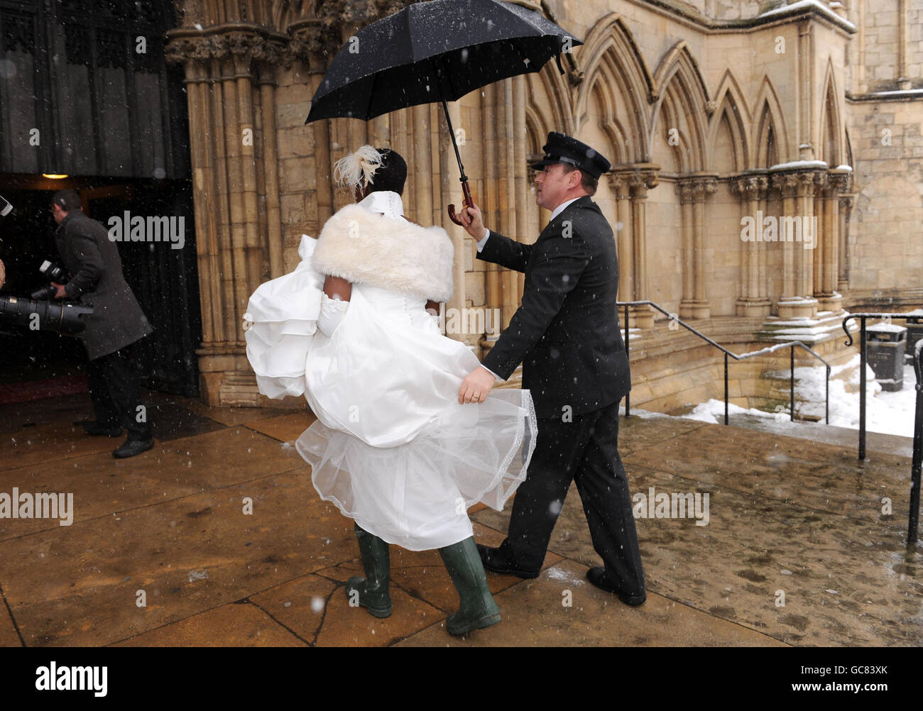Grace, la hija del Arzobispo de York Dr. John Sentamu, llega a la catedral  de York, usando botas Wellington mientras lucha contra los elementos, para  su ceremonia de boda con Timothy Baverstock