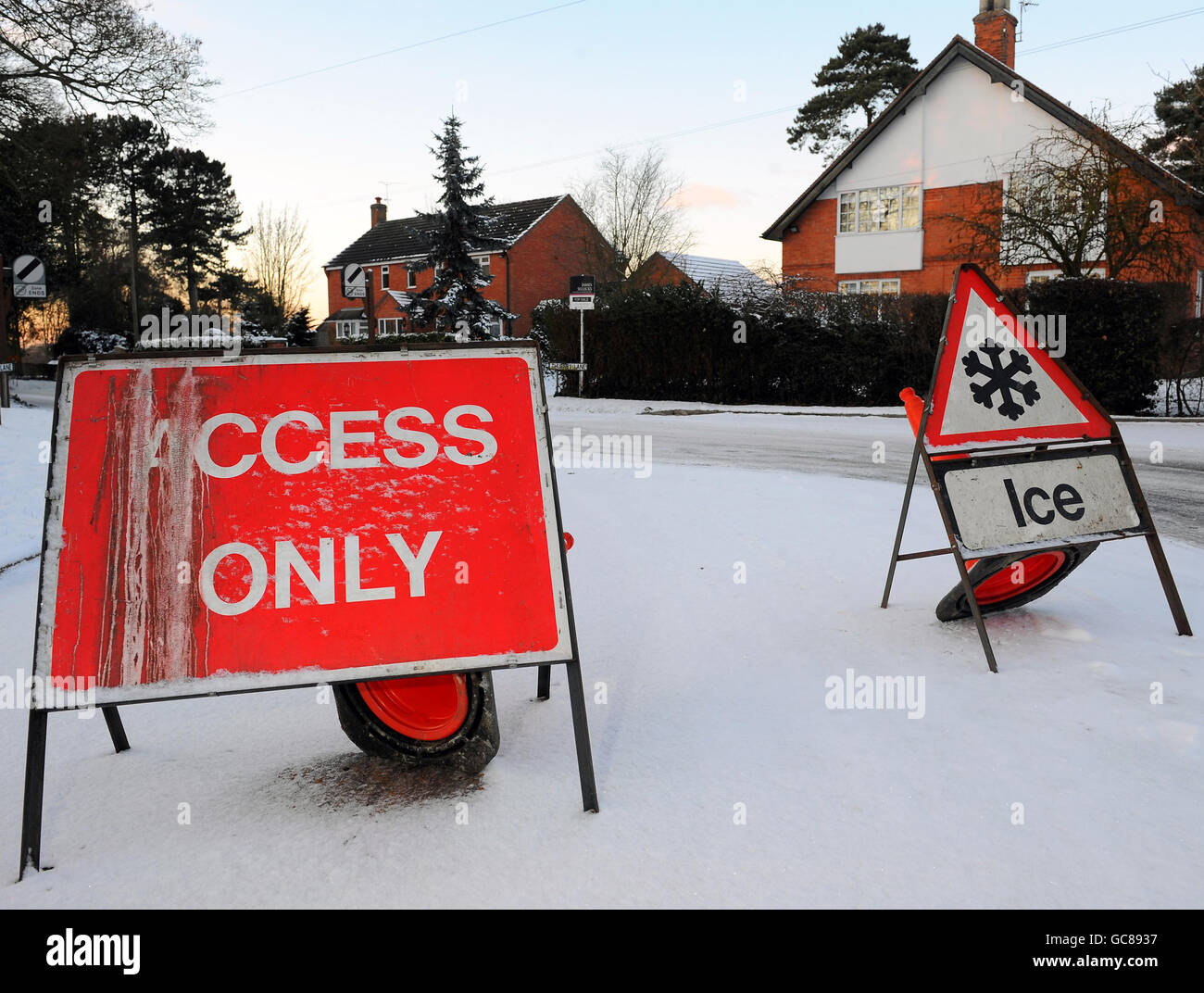 Thurnby Lane en Stoughton, Leicestershire está cerrado debido a las temperaturas de congelación. Foto de stock