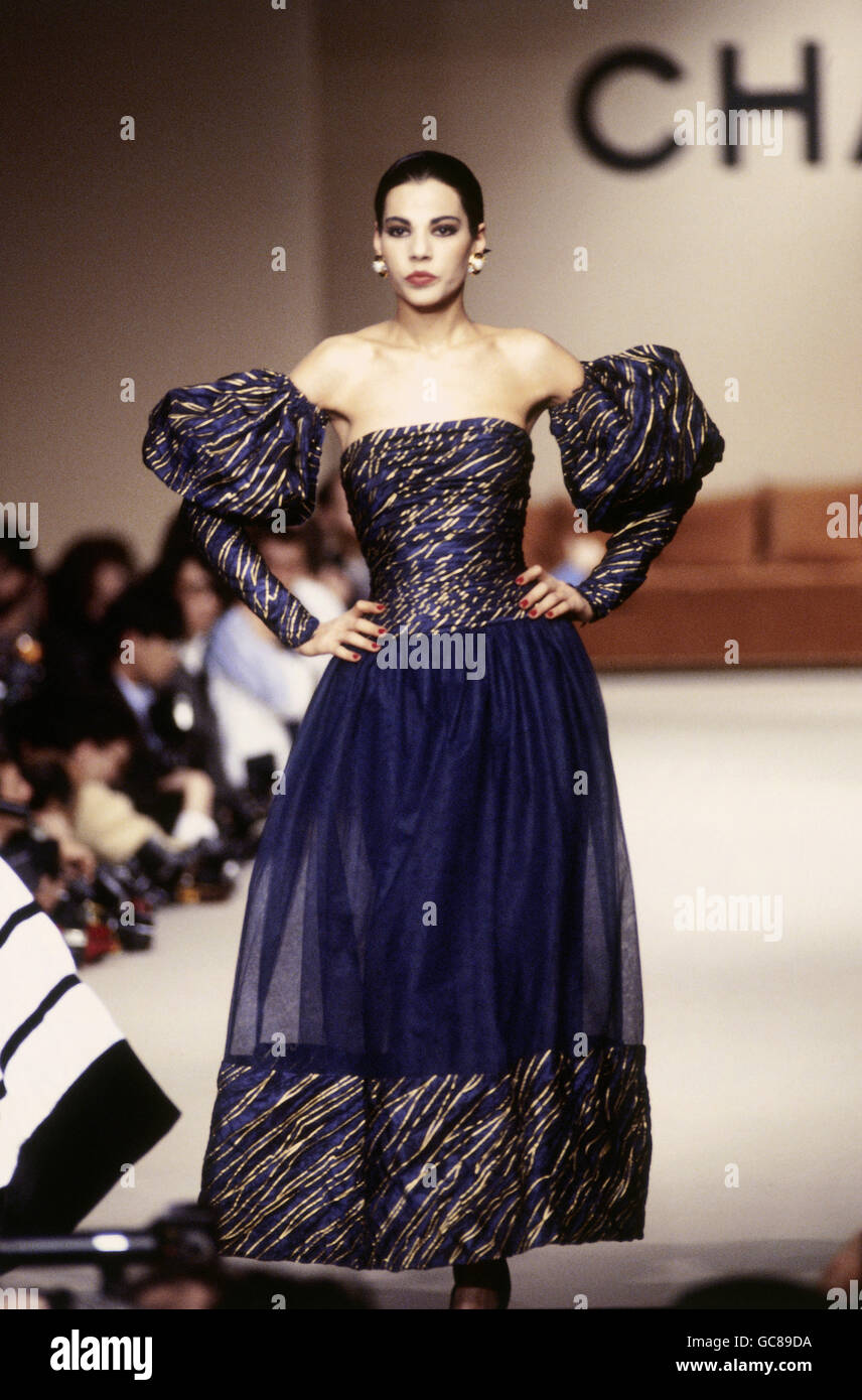 Moda, años 80, maniquí, largo completo, vestido, pasarela, otoño invierno,  Pret-a-Porter, por Chanel, París, 1987, 80, , Derechos  adicionales-Clearences-no disponible Fotografía de stock - Alamy