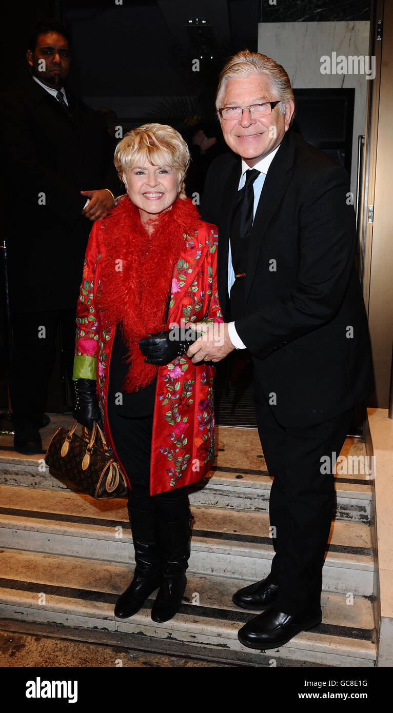 Gloria Hunniford en una recaudación de fondos de Madeleine McCann celebrada en los Jardines del Techo en Londres, exactamente 1.000 días después de que Madeleine McCann desaparecida. Foto de stock