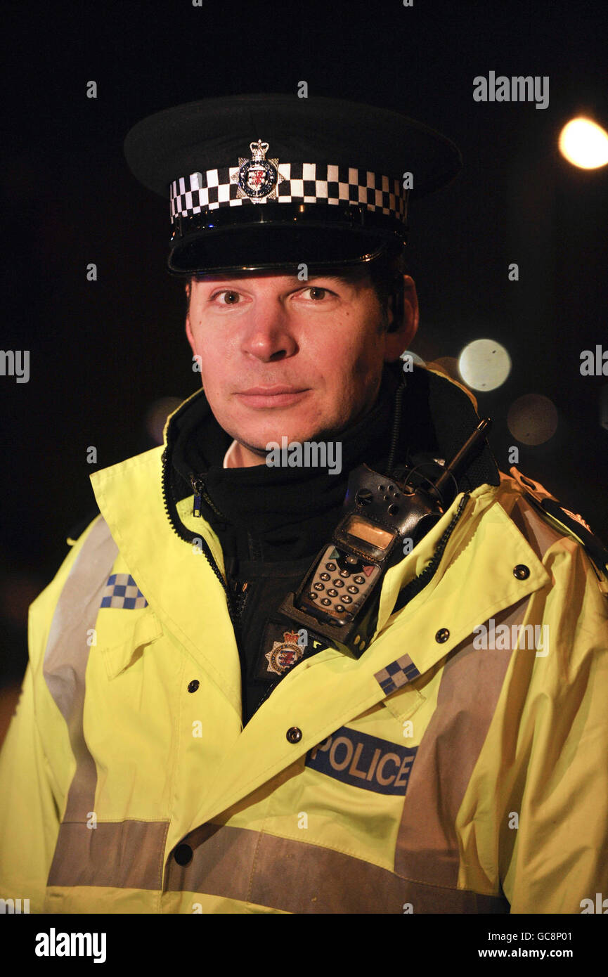 El inspector Marc Milliner, que dio un comunicado de prensa sobre Whitby Road, Brislington, Bristol, después de que una bombona de gas explotara en un local industrial. Foto de stock