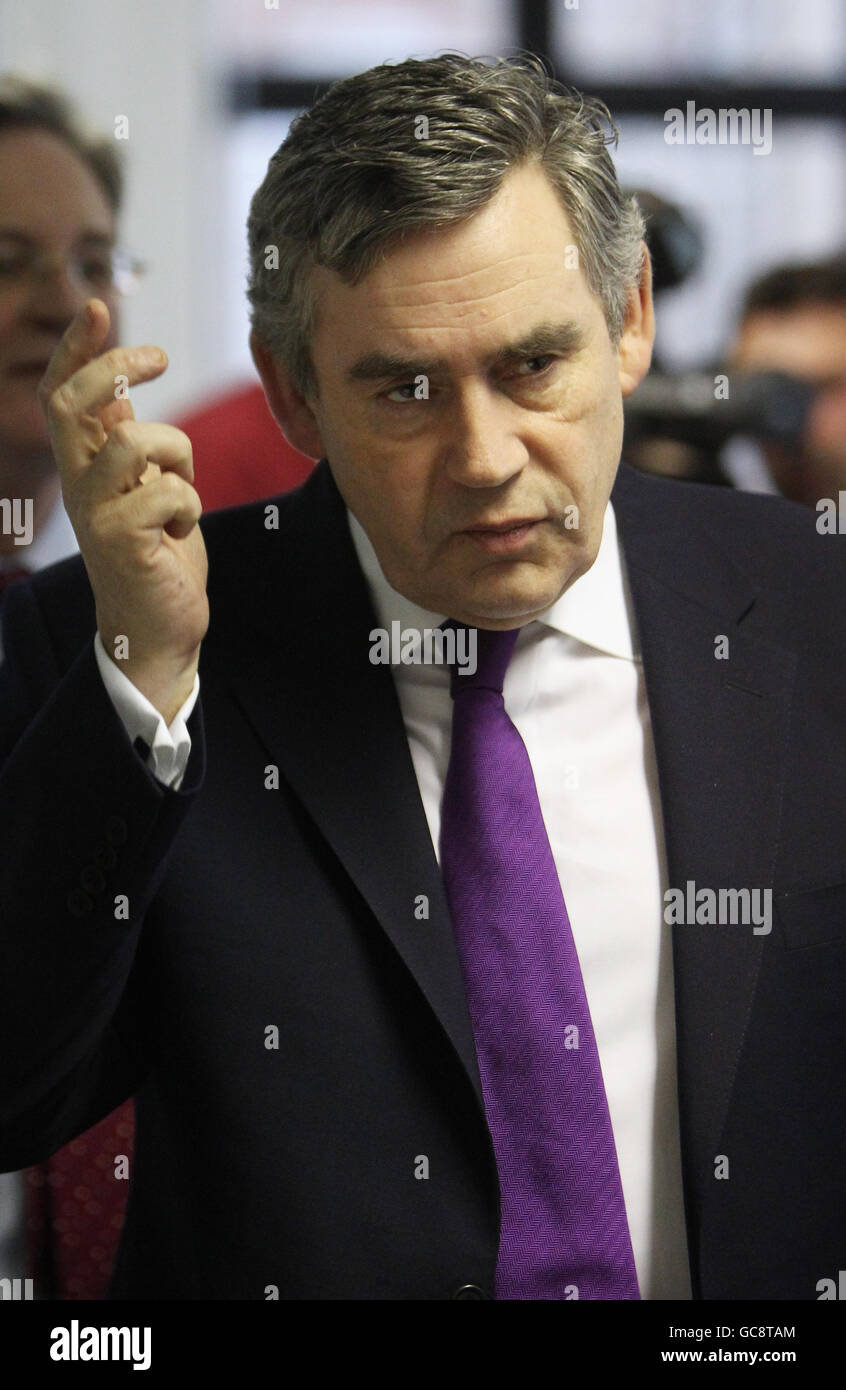 Gordon Brown visita las oficinas del Comité de emergencia de Desastres en el norte de Londres. Foto de stock