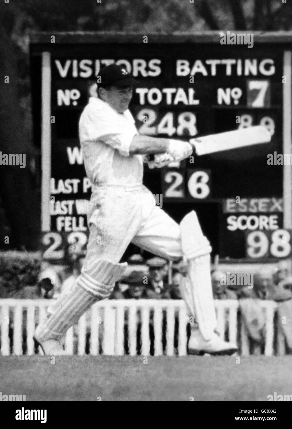 cricket - Essex contra Sudáfrica - Sudáfrica en Inglaterra 1960 - Día Dos - Valentine's Park, Ilford. Jonathan Fellows-Smith en buena acción mientras barre una pelota Foto de stock