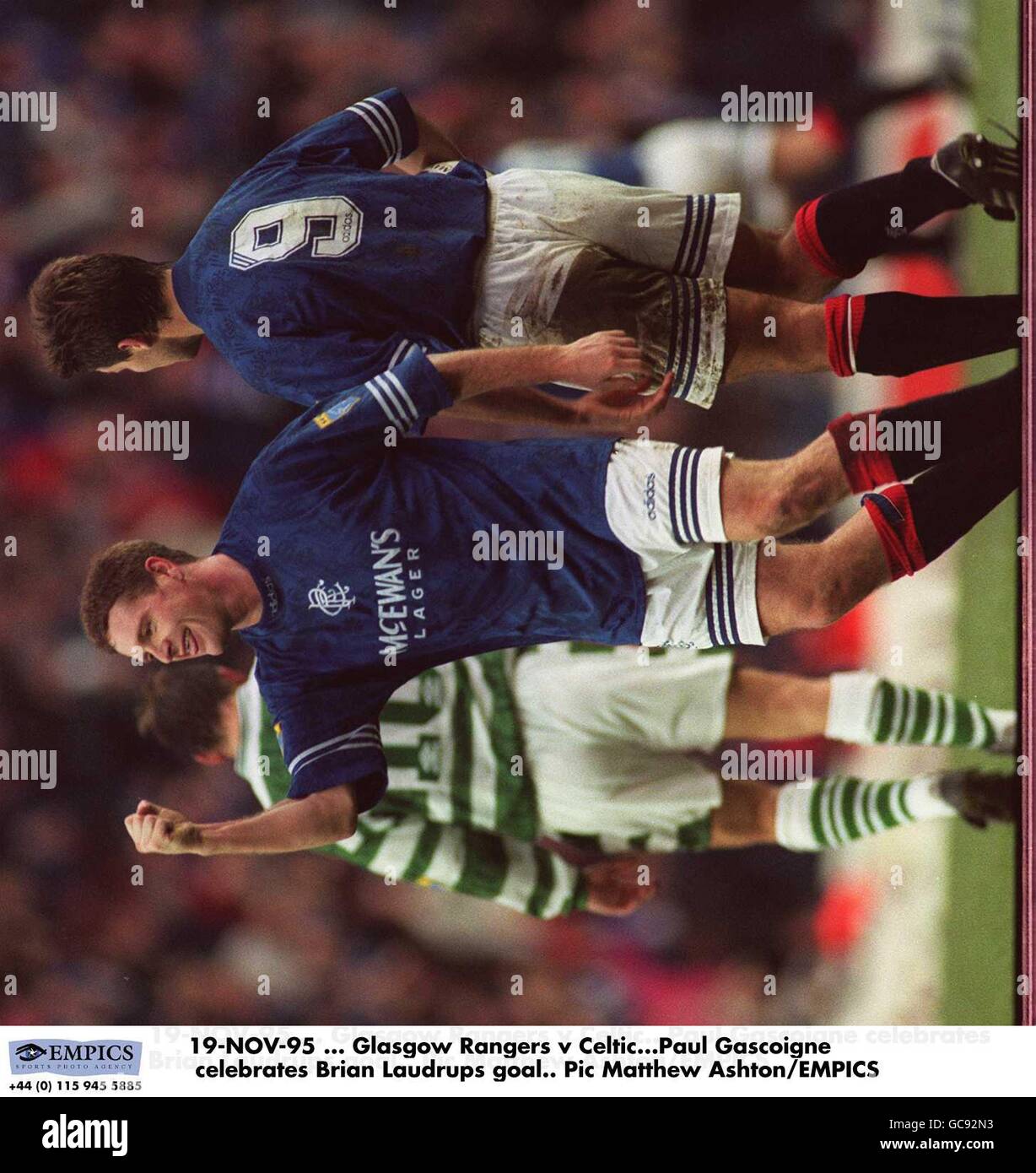19-NOV-95. Glasgow Rangers contra Celtic. Paul Gascoigne celebra la meta de Brian Laudrups Foto de stock