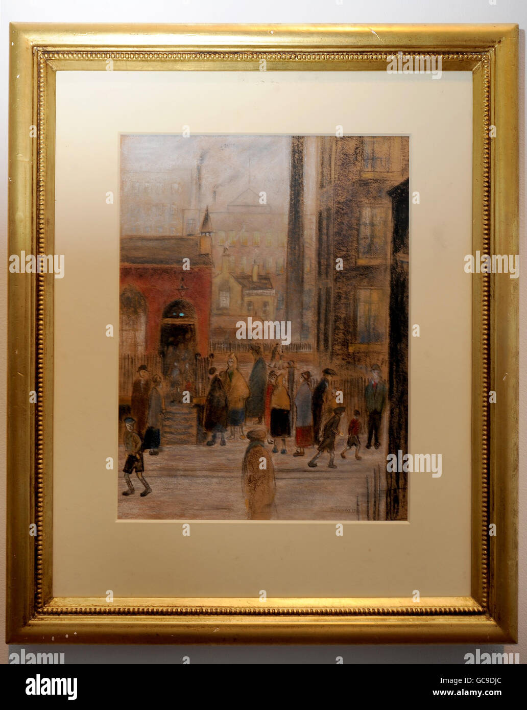 Una falsa pintura de Lowry en exhibición durante la vista previa de una nueva exposición sobre el "Arte del crimen" que incluye falsificaciones famosas, en el Victoria and Albert Museum, Londres. Foto de stock