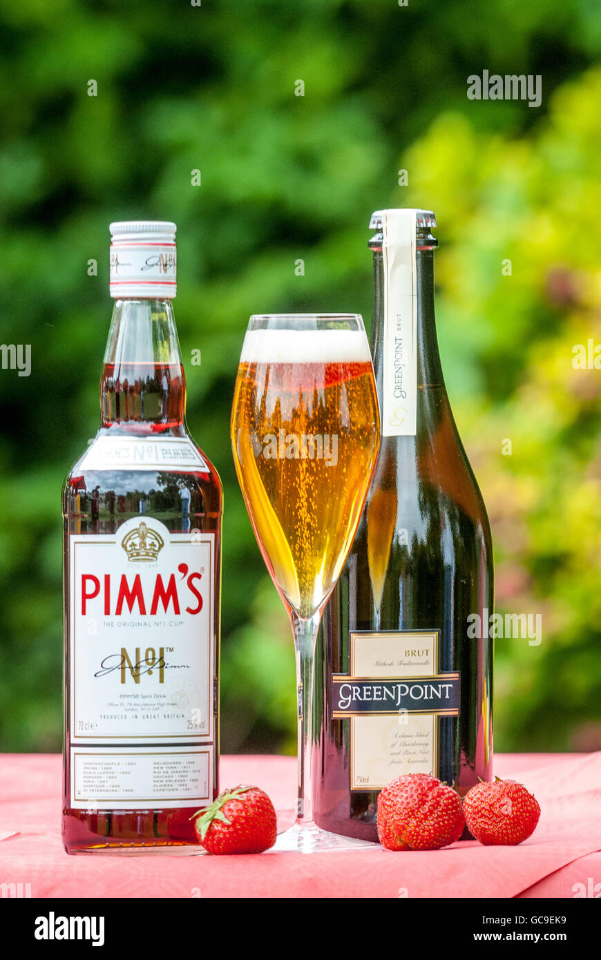 La clásica bebida Pimms y una selección de mezcladores de verano. Foto de stock