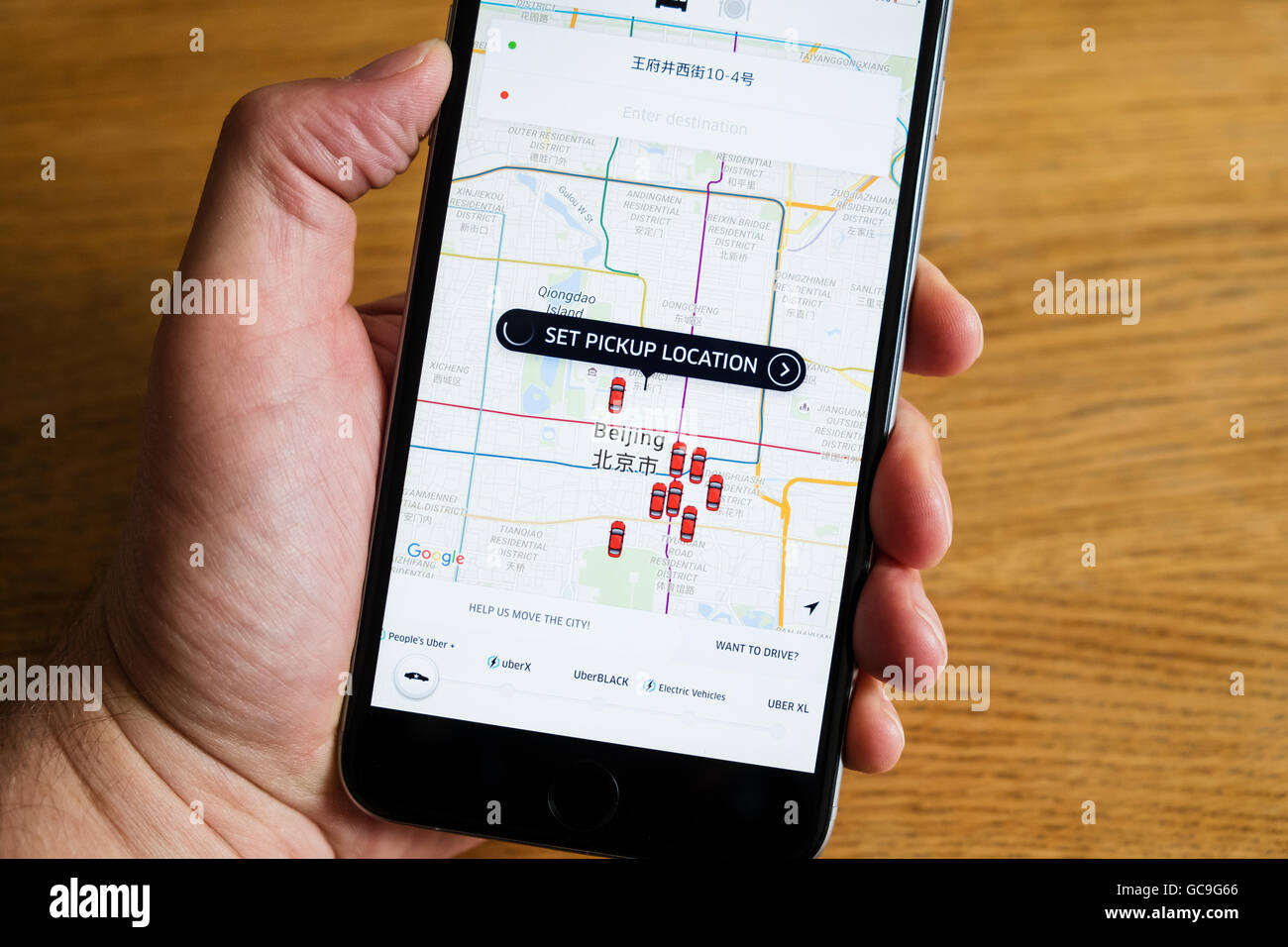 Reserva de taxi Uber app mostrando Beijing China en el iPhone 6 teléfono inteligente. Foto de stock