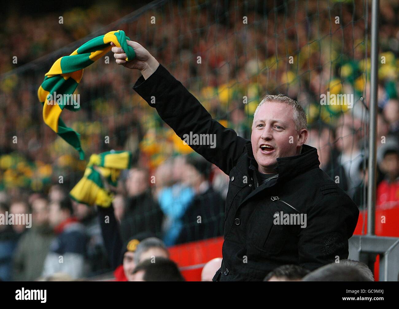 Fan del manchester united olas bufanda verde amarillo en el fotografías e  imágenes de alta resolución - Alamy