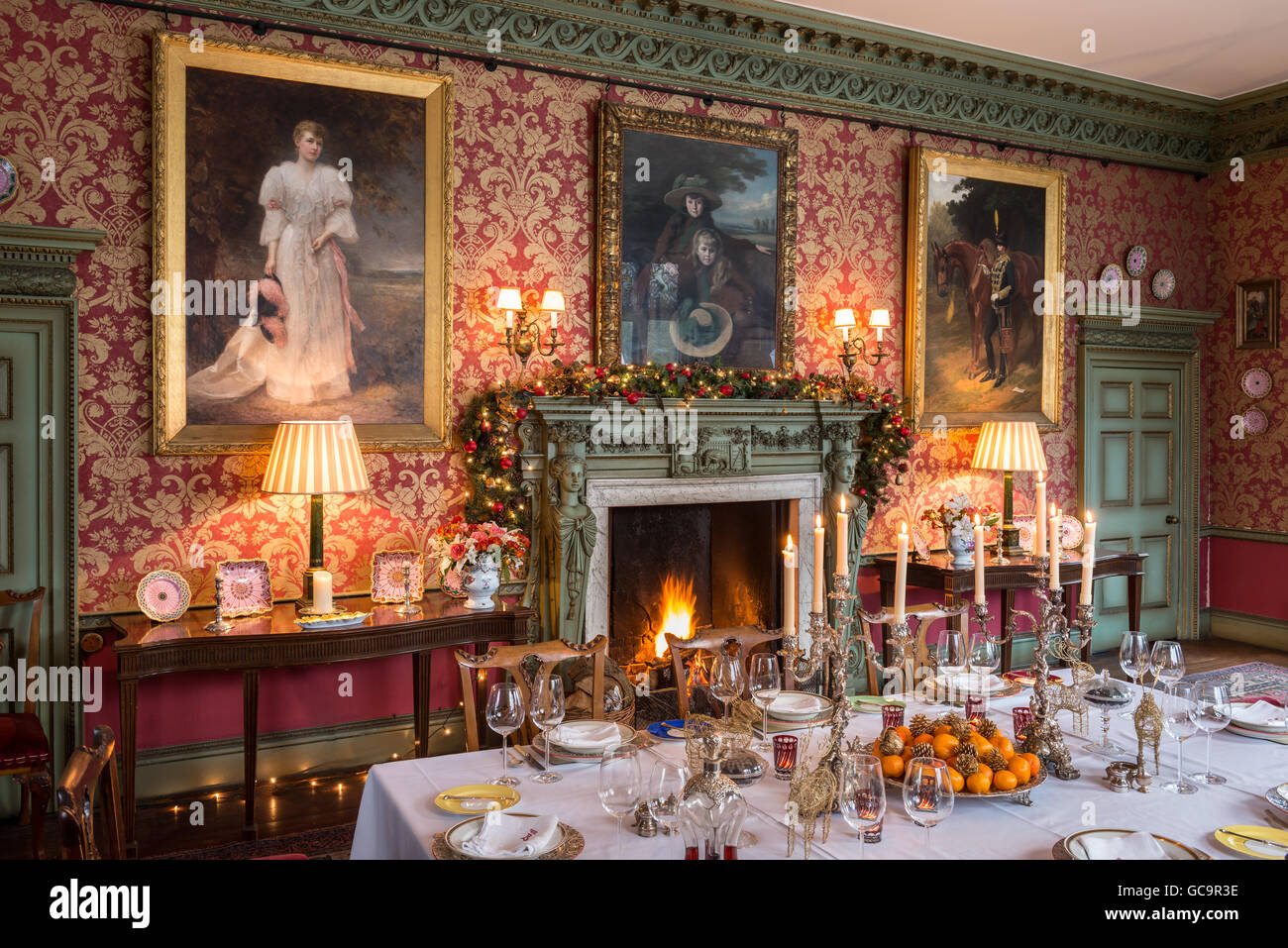 Grado I gótico victoriano catalogado comedor para la cena de Navidad con  fuego, Carlton Torres, East Riding Fotografía de stock - Alamy