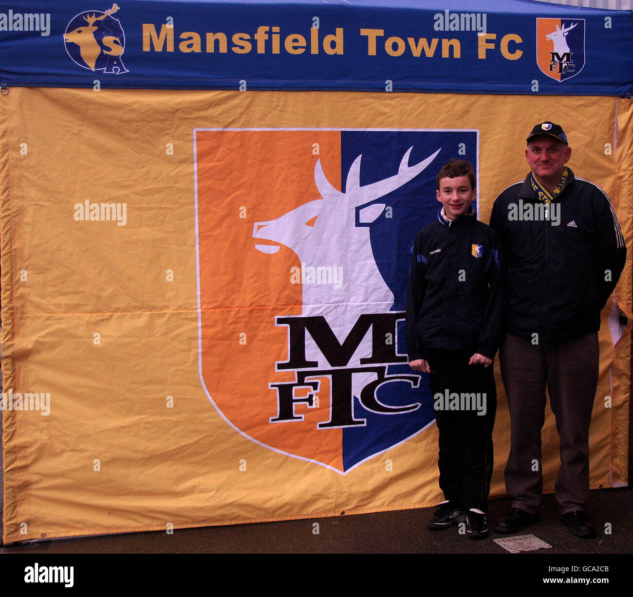 Fútbol - Blue Square Premier League - Mansfield v Gateshead - Field Mill. Eric Winter (derecha 50) con su nieto Daniel (13) pose para una foto antes de comenzar Foto de stock
