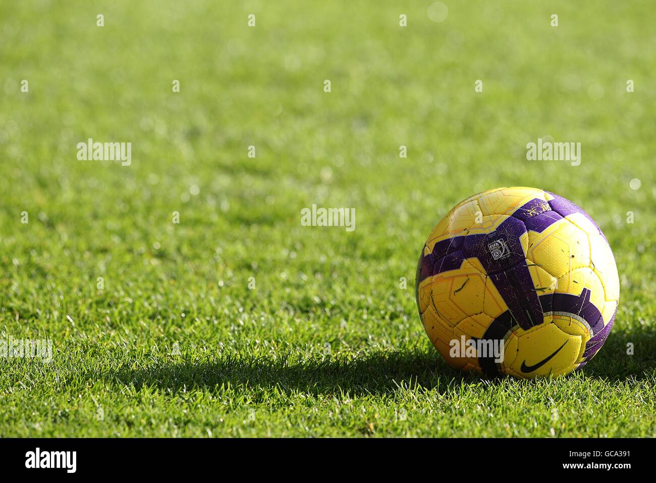 Vista general de una pelota de partido amarilla de la Nike Premier League  Fotografía de stock - Alamy