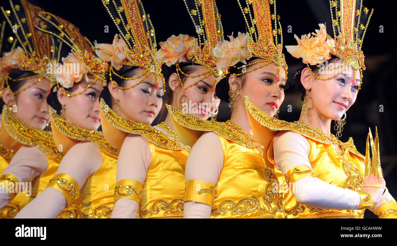 Bailarines del Conjunto de Canción y Danza Étnica Central, realizan la  rutina de 'Mil manos de Guanyin' en Trafalgar Square, Londres, durante las  celebraciones del Año Nuevo Chino Fotografía de stock -
