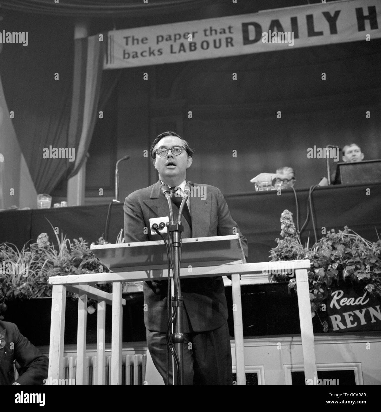 Woodrow Wyatt, diputado, hablando en el debate "el trabajo en los años sesenta" en la conferencia anual del Partido Laborista en Scarborough. Foto de stock