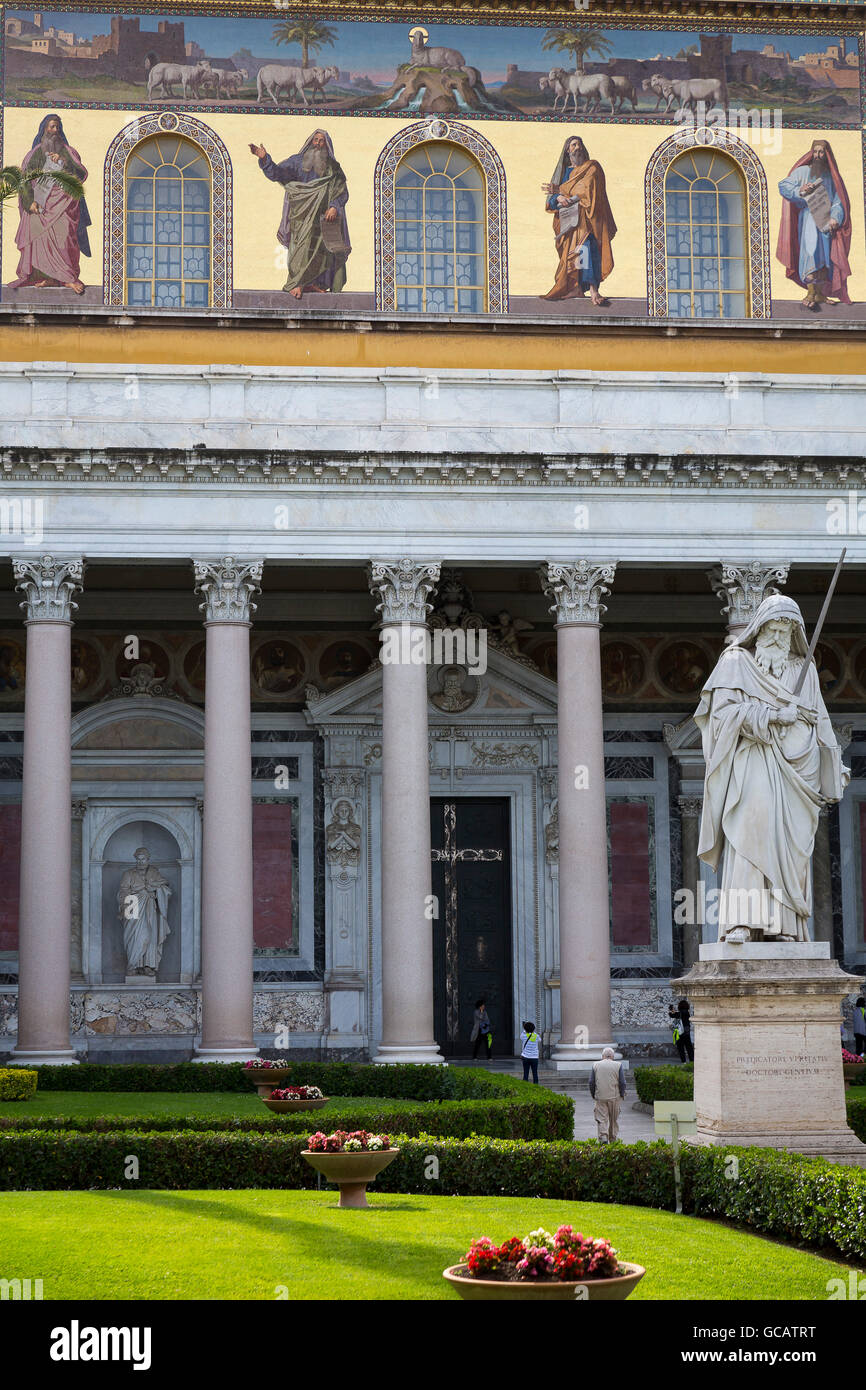 Vista exterior de la basílica de San Paolo Fuori le Mura. Roma, Italia Foto de stock
