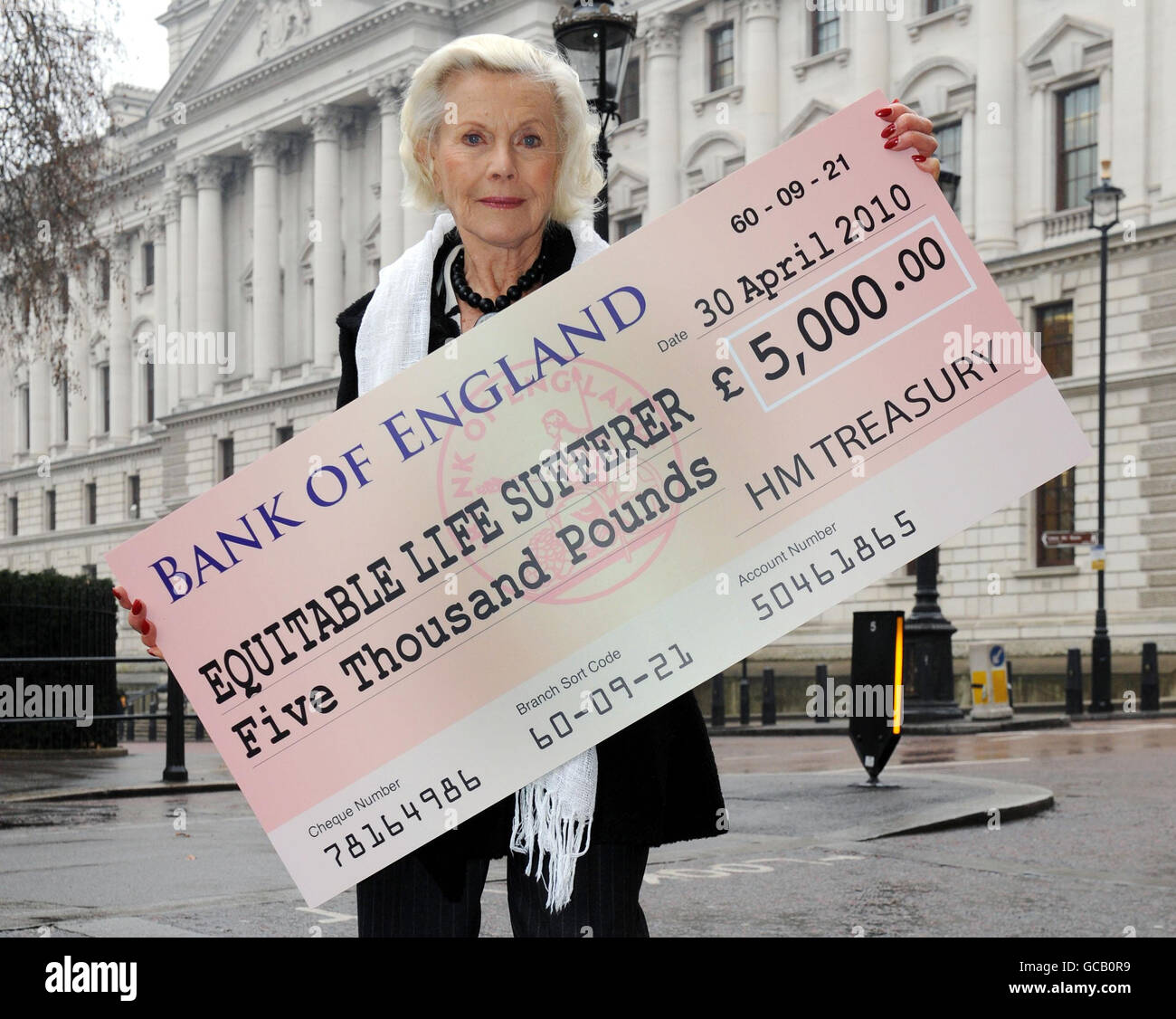 Honor Blackman tiene un cheque gigante falso cerca del Tesoro de Londres.  La actriz está apoyando al Grupo de Acción de los Miembros equitativos, que  hoy celebra una conferencia de prensa como