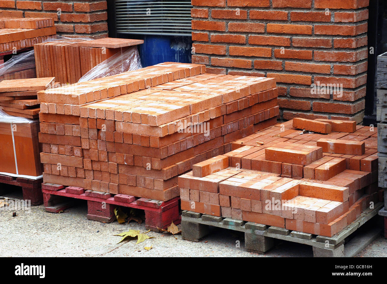 Stock de lleno y ladrillo hueco esperando a ser vendidos para la  construcción de casas Fotografía de stock - Alamy