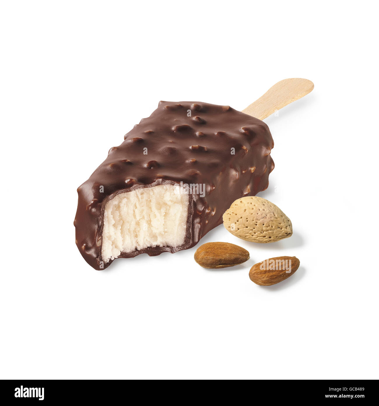 Un helado cubierto de chocolate tratar con almendras sobre un fondo blanco; Toronto, Ontario, Canadá Foto de stock