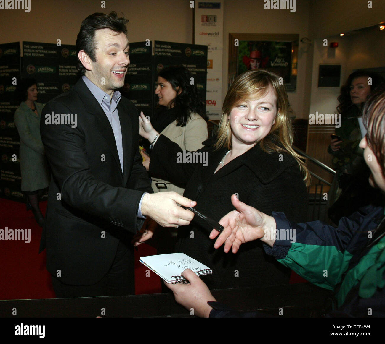 Michael Sheen firma autógrafos cuando llega para la proyección de Alice in Wonderland en el Savoy Cinema de Dublín, parte del Festival Internacional de Cine de Jameson Dublin. Foto de stock