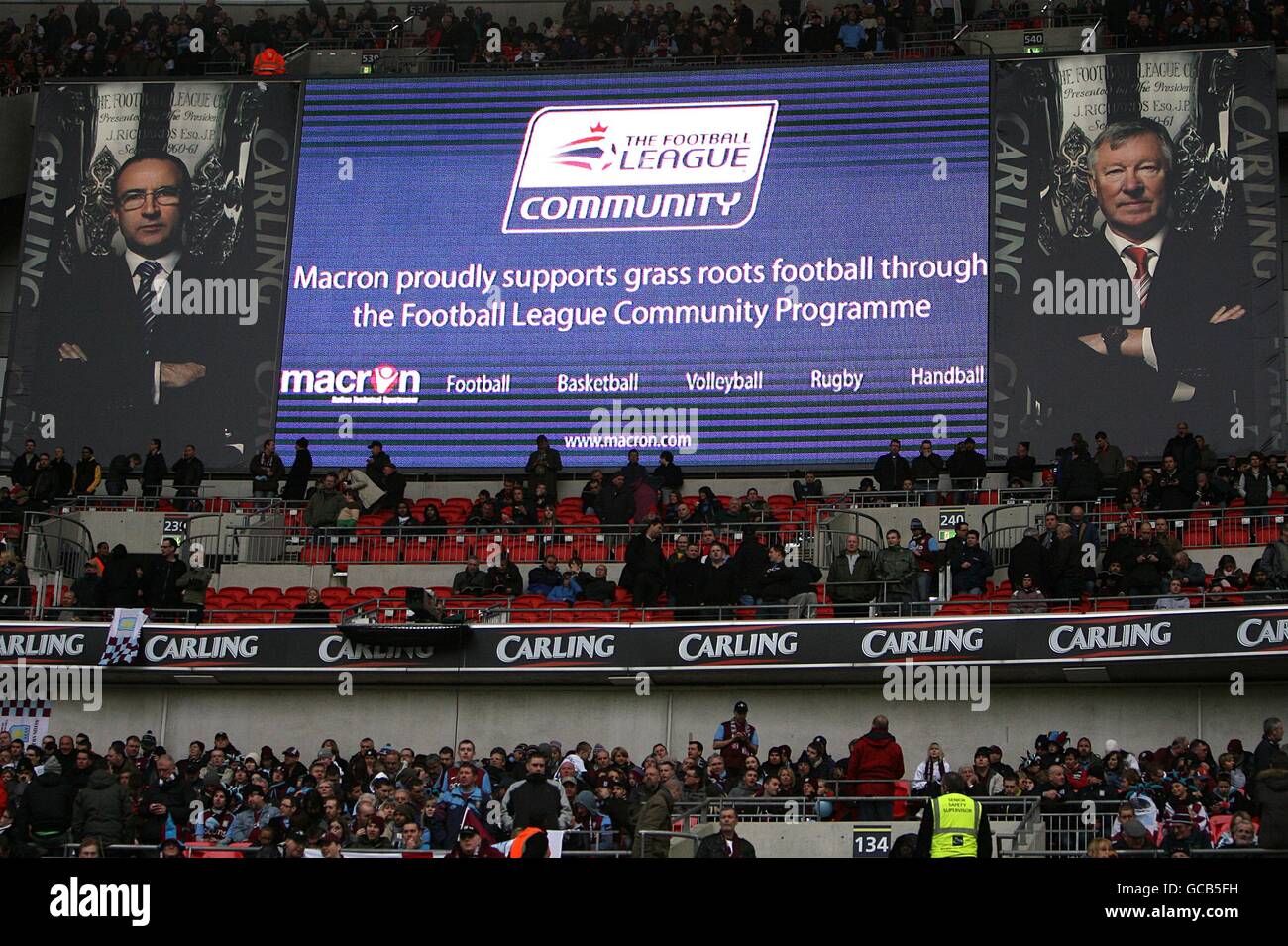 Fútbol - Copa Carling - Final - Manchester United contra Aston Villa - Wembley Stadium. La gran pantalla muestra anuncios a la mitad del tiempo Foto de stock