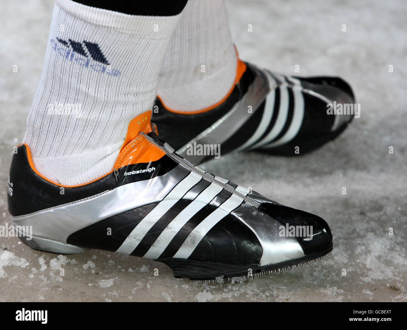 El calzado de un Boblseigher durante una carrera entrenamiento en la pista de Bobsleigh en los Juegos Olímpicos de 2010 en el Whistler Sliding Center, Whistler, Canadá Fotografía stock - Alamy