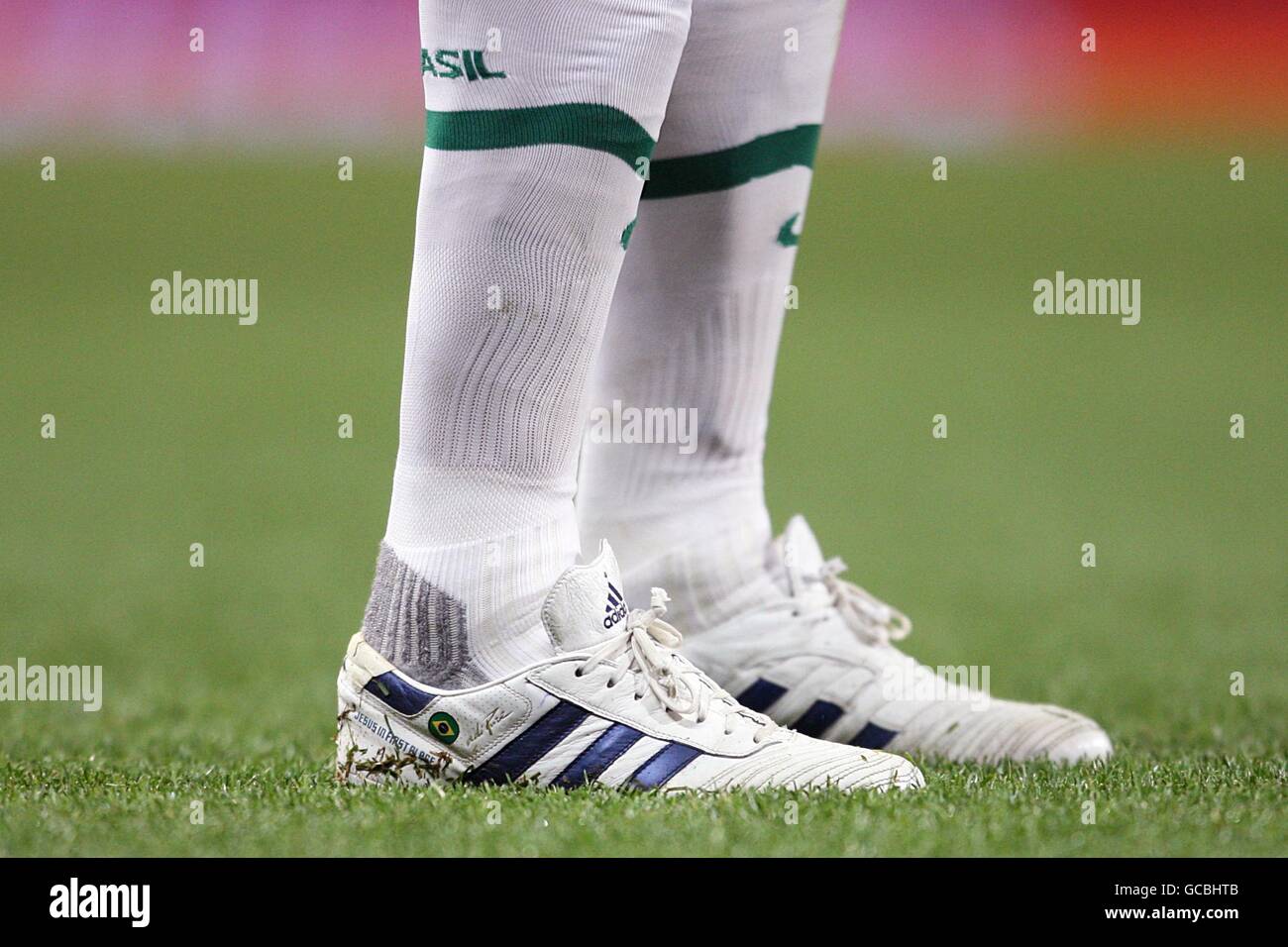 Fútbol - Amistable Internacional - Brasil contra República de Irlanda -  Estadio de los Emiratos. Las botas usadas por la brasileña Kaka Fotografía  de stock - Alamy