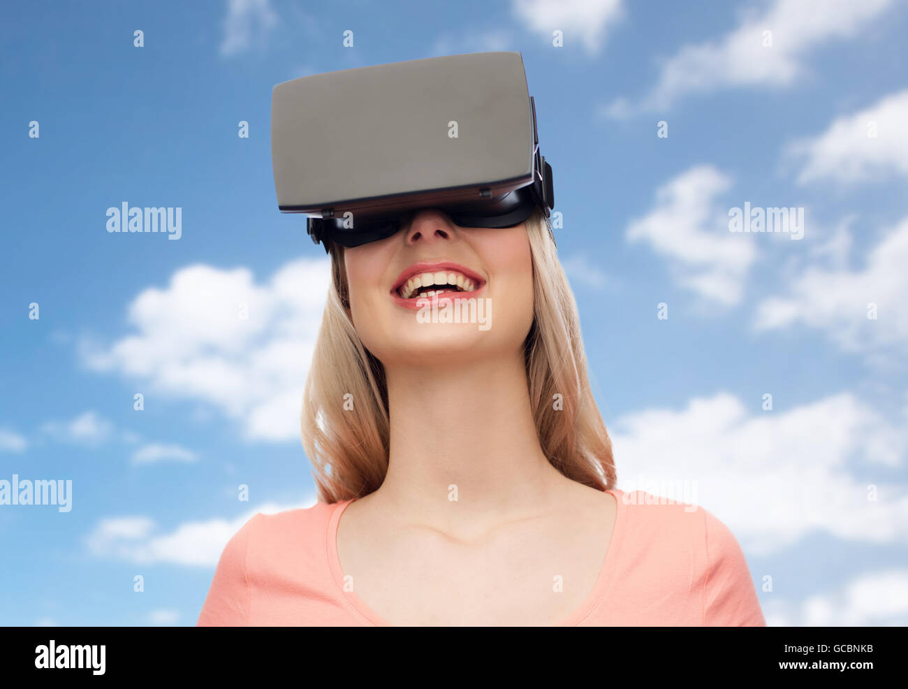 Mujer en el casco de realidad virtual o gafas 3D Foto de stock