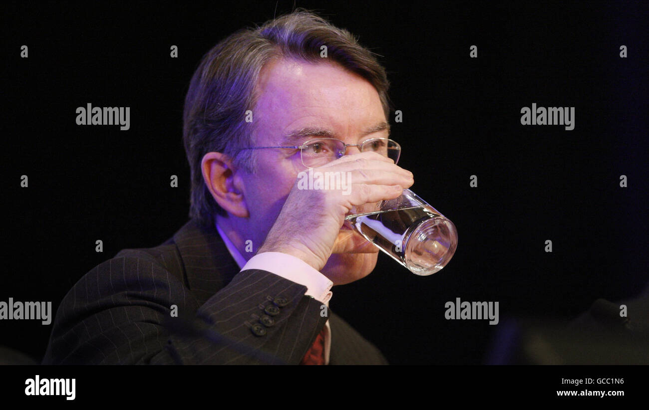 El Secretario de Negocios Lord Mandelson durante la conferencia anual de la Federación de pequeñas empresas en el Centro de Exposiciones y Conferencias de Aberdeen en Escocia. Foto de stock