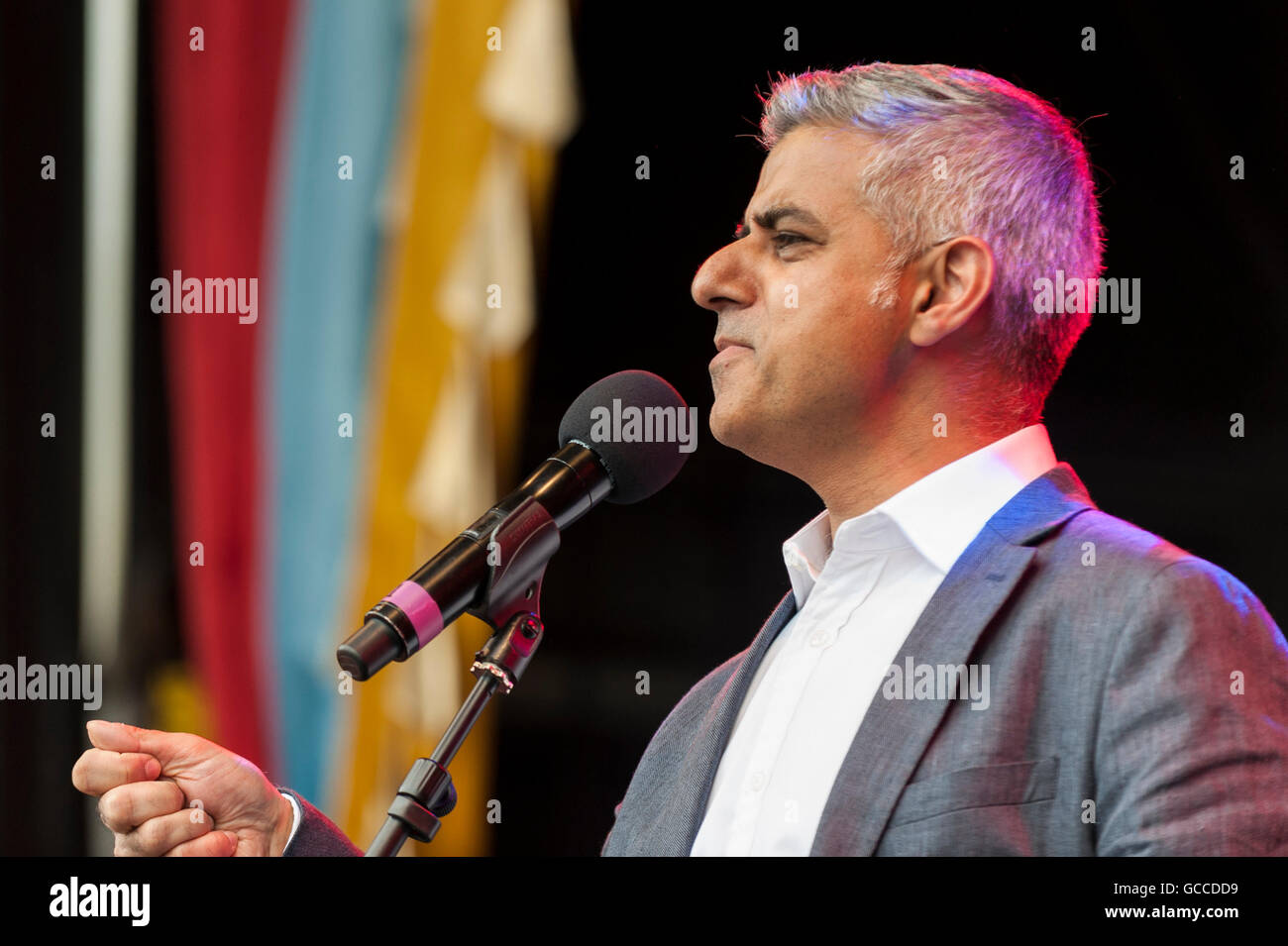 Londres, Reino Unido. El 9 de julio de 2016. Londres el primer alcalde musulmán de Londres, Sadiq Khan, direcciones a grandes multitudes en el escenario del festival de Eid en Trafalgar Square. Crédito: Stephen Chung / Alamy Live News Foto de stock