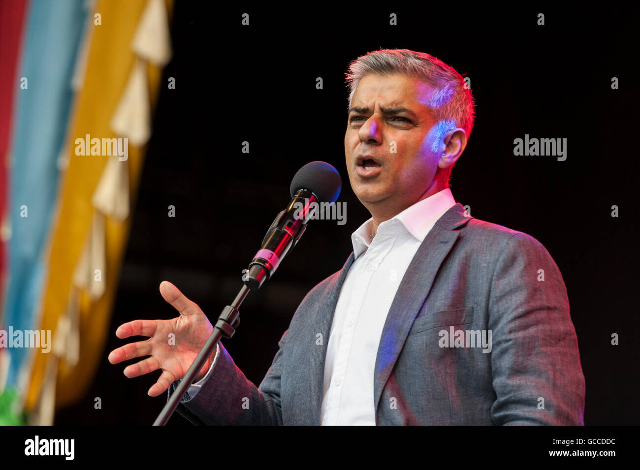 Londres, Reino Unido. El 9 de julio de 2016. Londres el primer alcalde musulmán de Londres, Sadiq Khan, direcciones a grandes multitudes en el escenario del festival de Eid en Trafalgar Square. Crédito: Stephen Chung / Alamy Live News Foto de stock