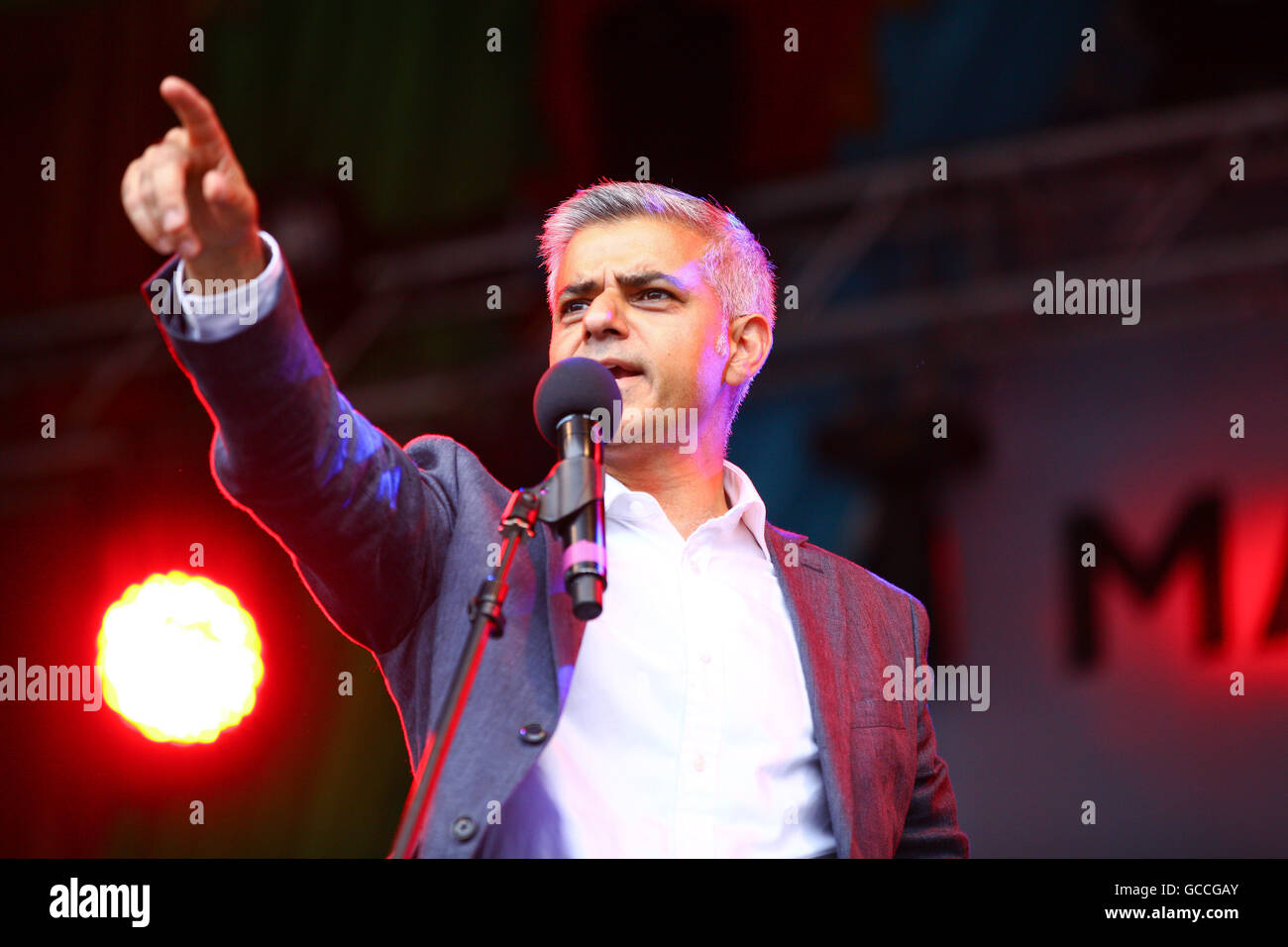 Londres, Reino Unido. El 9 de julio, 2016. El alcalde de Londres, Sadiq Khan, direcciones a grandes multitudes durante Eid celebraciones en Trafalgar Square. Sadiq Khan es el primer alcalde musulmán de Londres. Crédito: Dinendra Haria/Alamy Live News Foto de stock