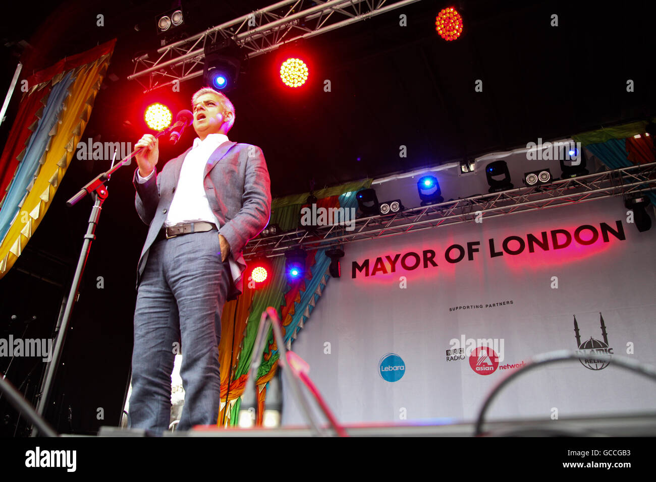Londres, Reino Unido. El 9 de julio, 2016. El alcalde de Londres, Sadiq Khan, direcciones a grandes multitudes durante Eid celebraciones en Trafalgar Square. Sadiq Khan es el primer alcalde musulmán de Londres. Crédito: Dinendra Haria/Alamy Live News Foto de stock