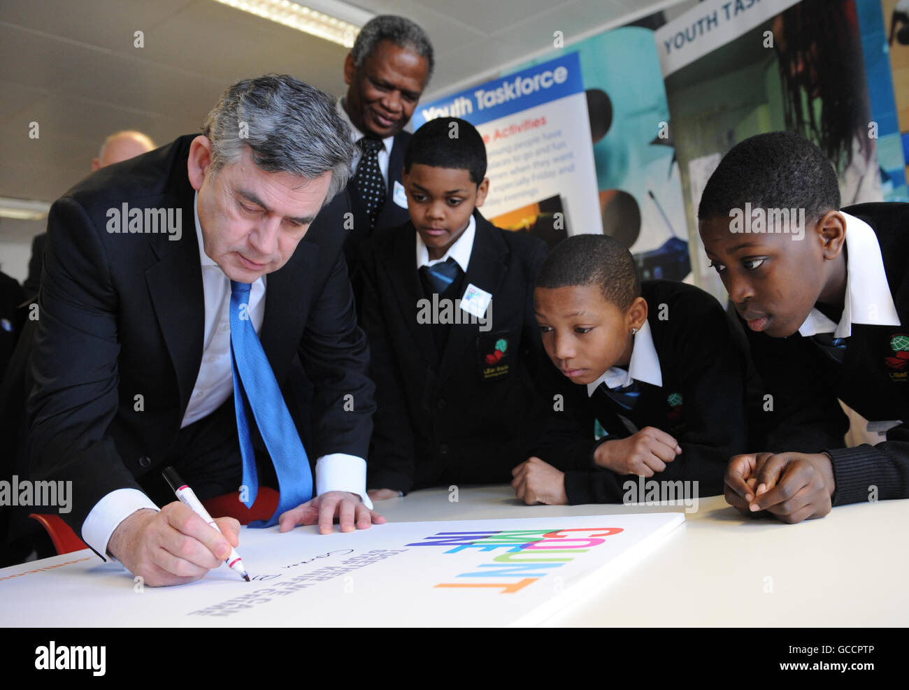 El primer ministro Gordon Brown se reúne con alumnos en la Escuela de Tecnología Lilian Bayliss en el sur de Londres, donde ayudó a lanzar la campaña "Cont Me In: Together We Can Stop Knife Crime" para erradicar el crimen de cuchillo juvenil. Foto de stock