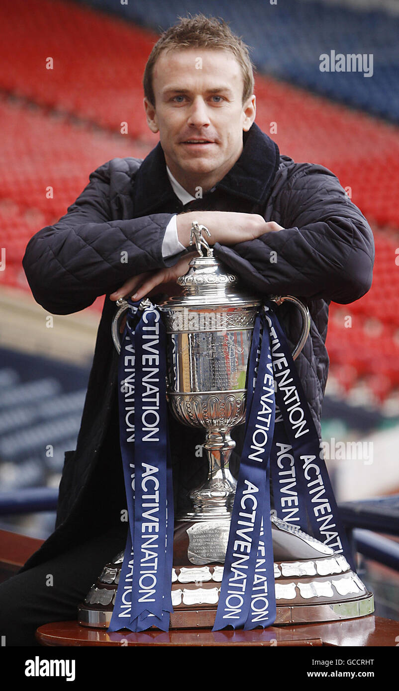 El jugador de Raith Rovers Mark Campbell con la Copa Escocesa de la Nación  activa siguiendo el sorteo semifinal de la Copa Escocesa de la Nación  activa en Hampden Park en Glasgow,