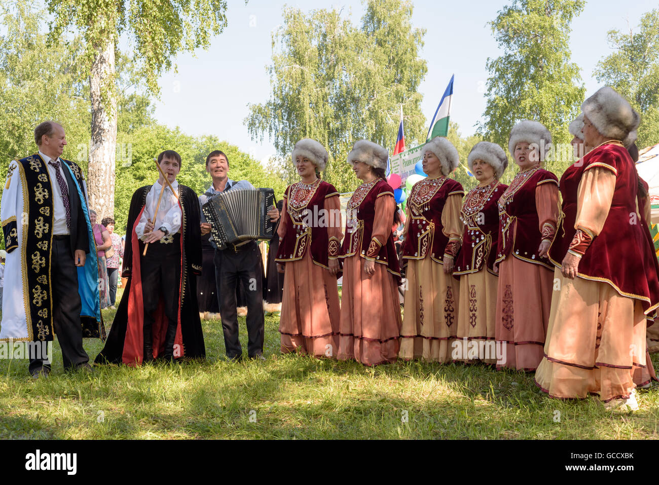 Los rusos celebran Sabantuy vistiendo Bashkir de etnia tártara y vestidos  tradicionales y disfraces Fotografía de stock - Alamy