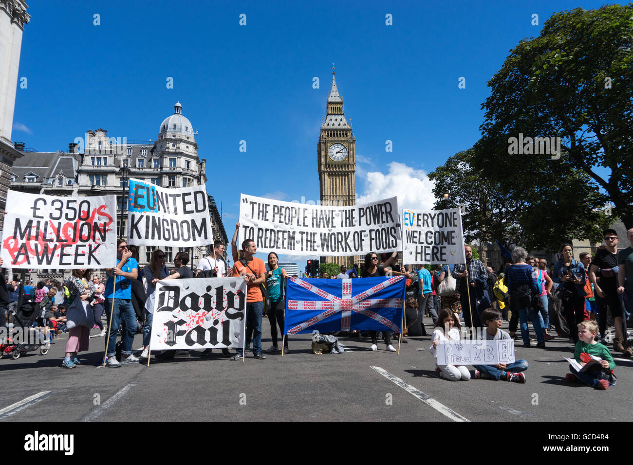 Manifestantes anti- Brexit ola pancartas contra la decisión de abandonar los Gobiernos del Reino Unido, la Unión Europea, cerca de la calle multitudes en el parlamento de Westminster. Foto de stock