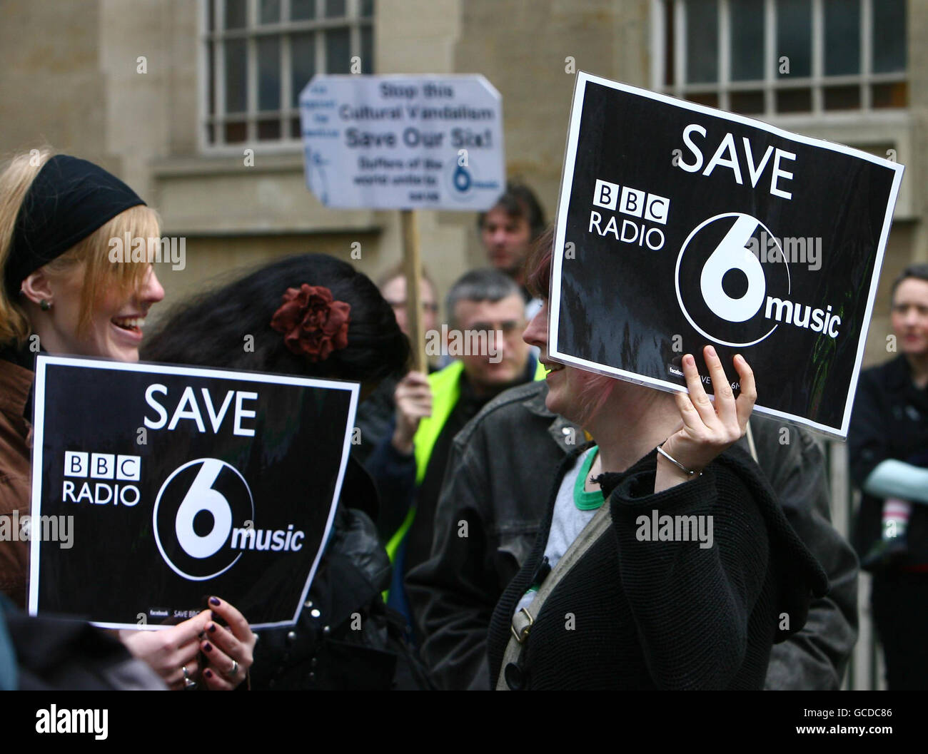 Los fans de la emisora de radio BBC 6 Music protestan contra su posible  cierre durante la protesta Save 6 Music en las afueras de BBC Broadcasting  House, Londres Fotografía de stock - Alamy