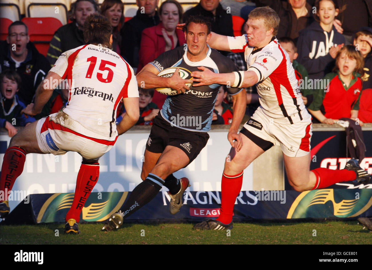 Colin Shaw (centro) de Glasgow Warriors en acción durante el partido de la Magners League en Firhill Arena, Glasgow. Foto de stock