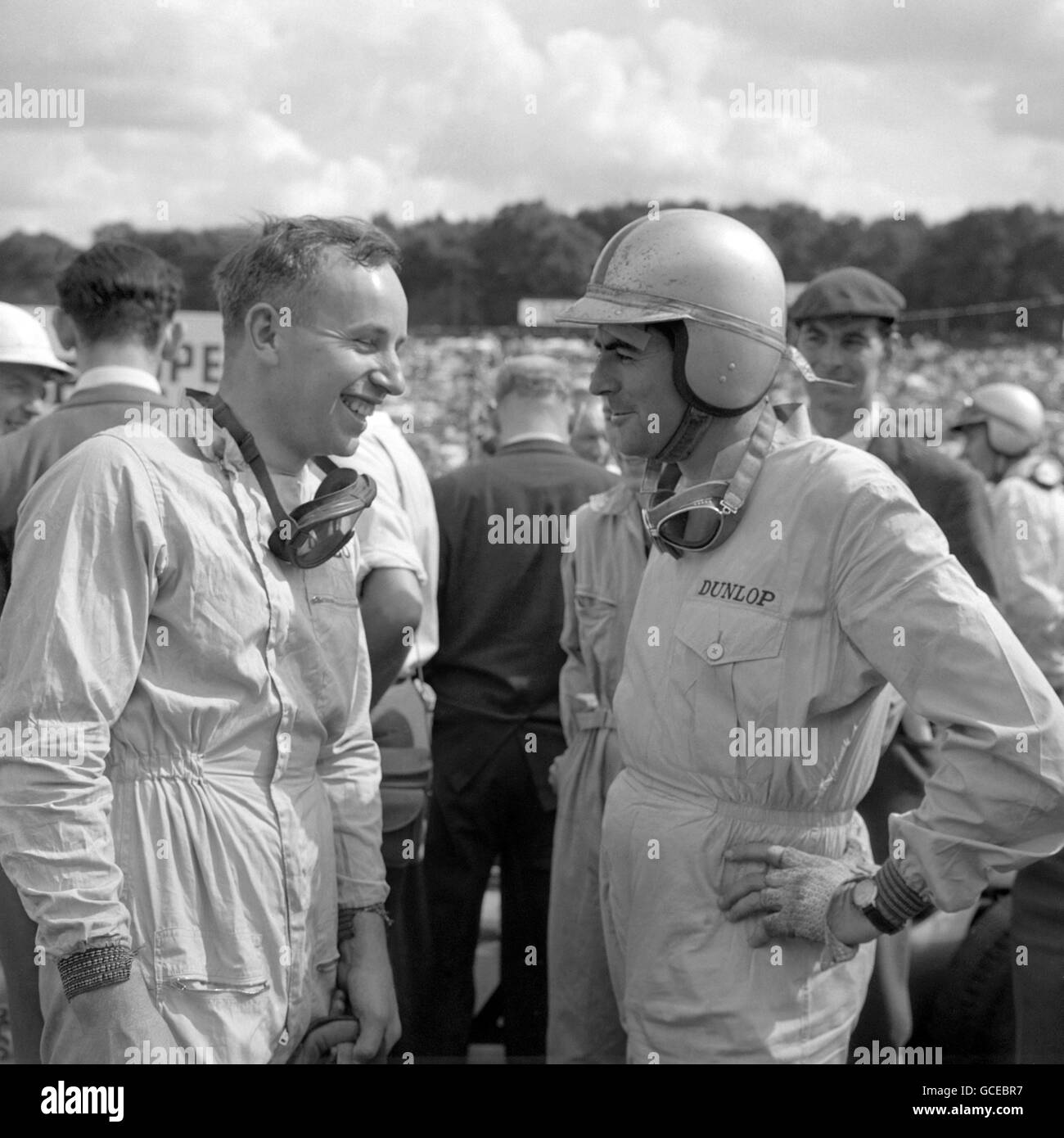 Pilotos de Fórmula uno John Surtees (izquierda) y Jack Brabham En discusión en bandas Hatch Foto de stock