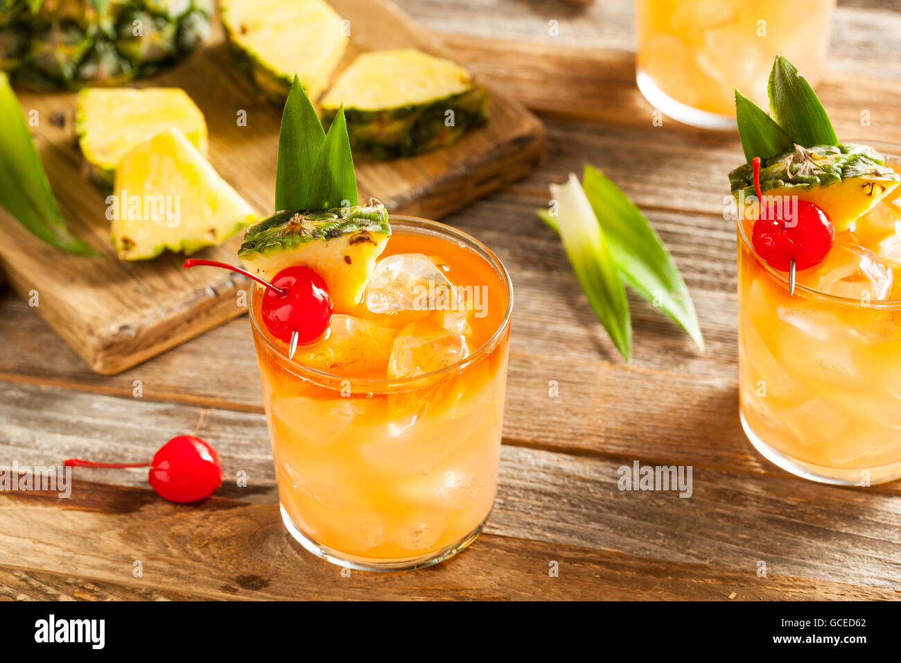 Mai tai cocktail fotografías e imágenes de alta resolución - Alamy